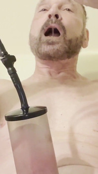 Verbální táta chčije, pumpuje, zní a stříká