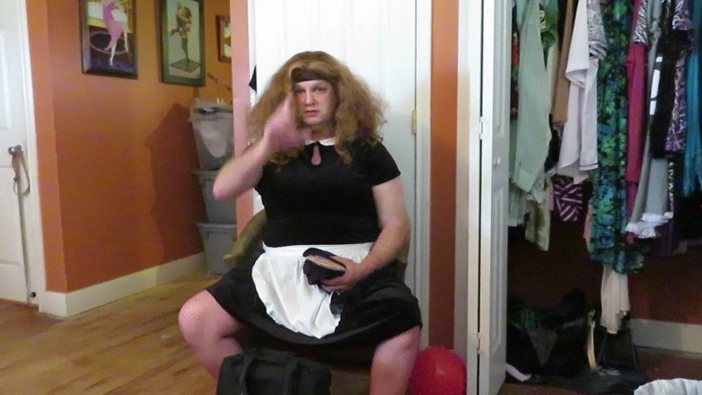 BBW nurse Vicki adventures with friends: Naughty maid Brittney forgot her lipstick in car is made...