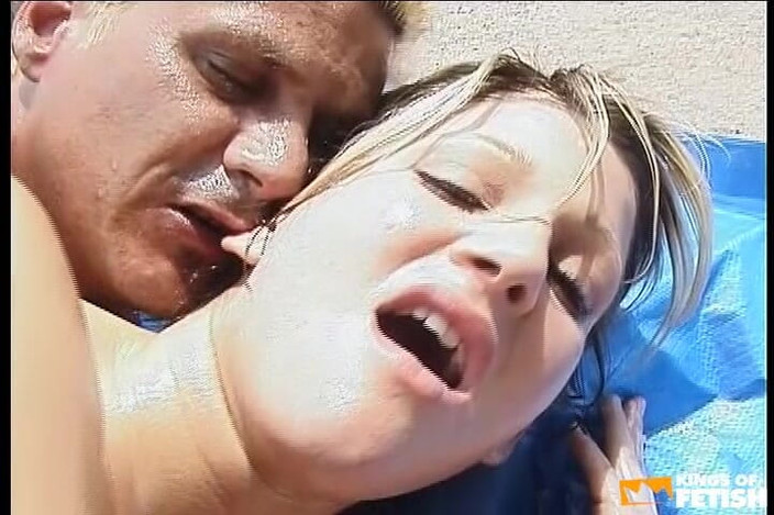 Big Tits for You: Pekerja blonde isteri bosnya di luar selepas meminyak tubuhnya