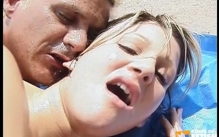 Big Tits for You: Блондинка працівник трахає свою дружину боса на вулиці після того, як змащує її тіло