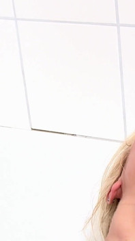 Wytatuowane szpilki mięśni Funty uległa blondynka MILF Twardy anal i pochwa do kremówka przelew!