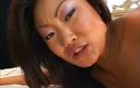Babe Stars: Güzel Asyalı genç kız mor vibratörle oynuyor