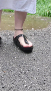 ビルケンシュトックのスリッパは雨水たまりで楽しんでいます