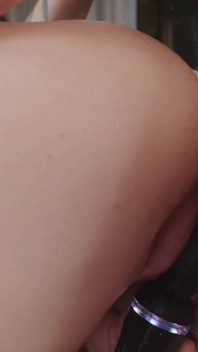 Empat lesbian mengongkek antara satu sama lain tanpa henti dengan dildo besar dan strap-on