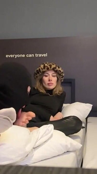 Čichá, olizuje a masíruje moje zpocené nohy.