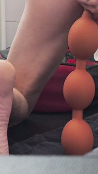Extreem uitrekkend, enorme anale kralen één voor één in mijn kont vullen!