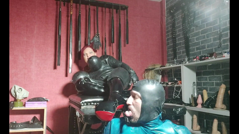 SassyTiff: Joacă în latex cu sclavul meu Faith