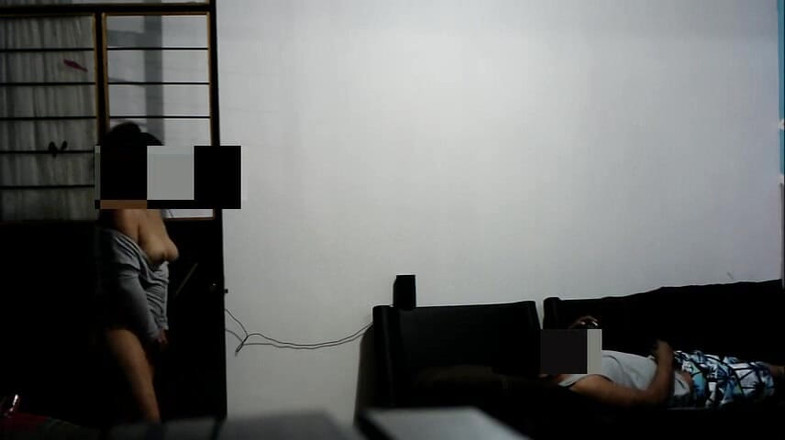 Katerine: 我发现继兄在客厅里用Instagram抚摸