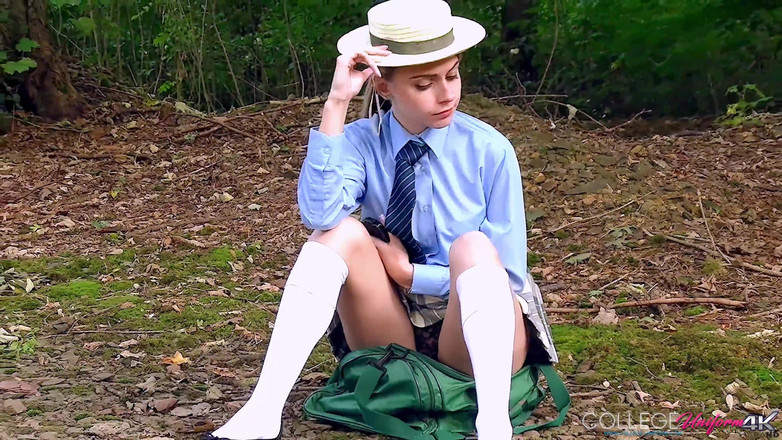 College Uniform: Brakuje autobusu z zabawką Chloe