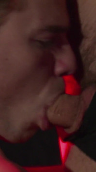 Woody Fox e James Longhill, sexo quente na sala vermelha entre aqueles boyz com tesão
