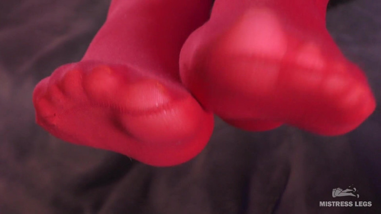 Mistress Legs: Sexy nohy paní v čirých červených punčochách škádlení nohou
