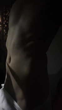 Femboy гола і під світлом