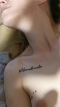 Konečně sněz ptáka přítele mého přítele, vystříkal se mi na obličej