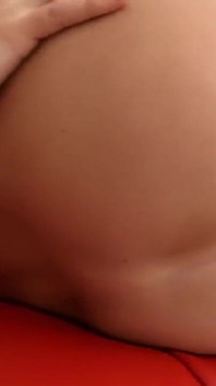 Chica sensual con grandes pechos penetra un juguete sexual
