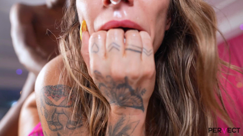 Pervect: Наблюдаю, как Розовый зайчик Lilly Veroni отправляется в город на какую-то поздней ночью большой черный член!