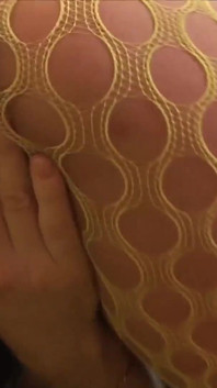 La jeune Russe Ekaterina l'encule et déchire ses collants jaunes
