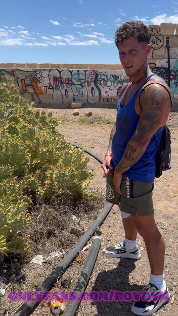 BoyGym: Kontol lembut kencing di jalan