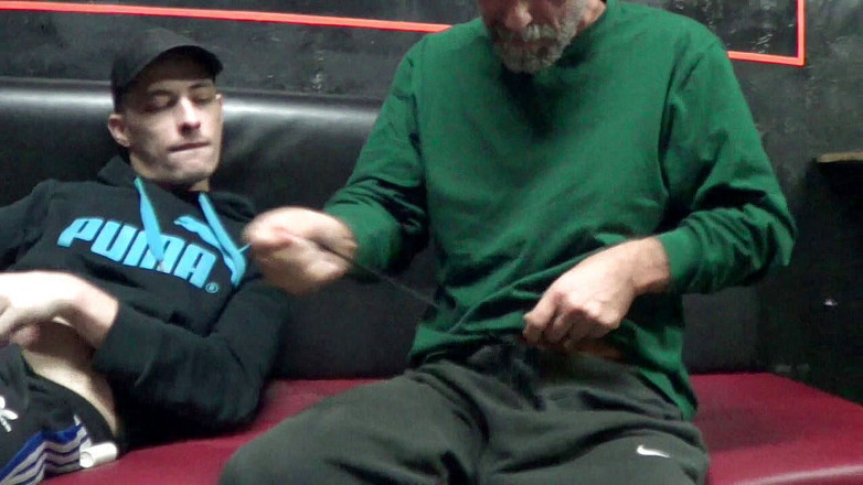 Gaybareback: Fabien šuká bez sedla s tátou dominantní s XXL ptákem