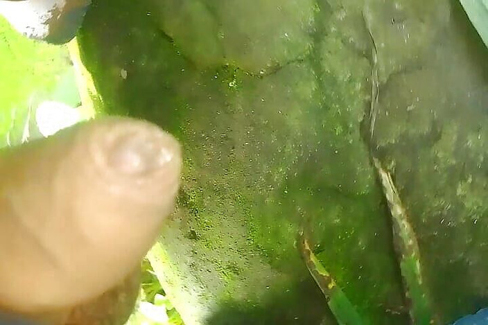 Gangbang straight: Đi tiểu trong cỏ bên ngoài