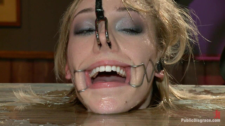 Public Disgrace by Kink: Si blonde berusia 20 tahun yang cantik dikongkek dan dihina