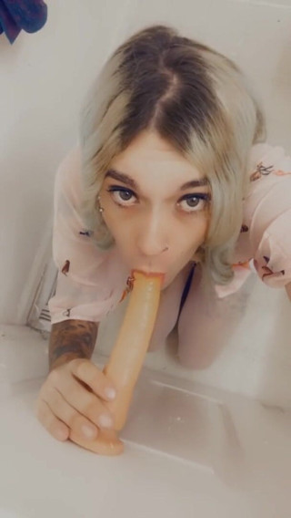 CarmenMelatonin: Kimono Kiss loszka chce kutasa