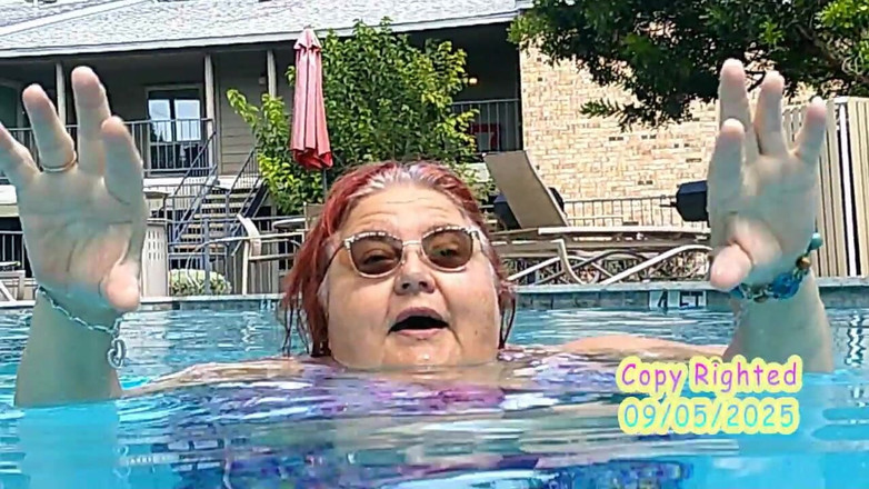 BBW nurse Vicki adventures with friends: 护士Vicki在泳池边为她的新比基尼模特向你闪烁然后