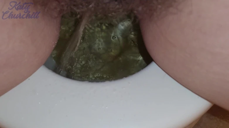 Katy Churchill: Экстремальная волосатая киска писает в туалет крупным планом