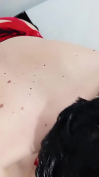 La signora in rosso si fa riempire la figa di sborra
