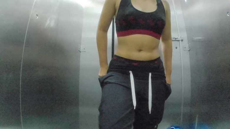 AndreaBellotiStar: 她在购物中心的浴室里拍摄自己换衣服的录像