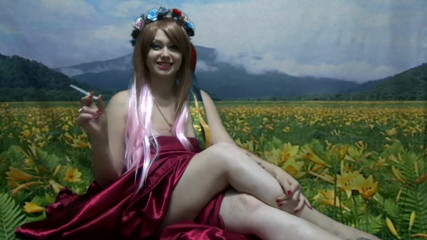 Goddess Misha Goldy: Merokok di alam dan menggodamu
