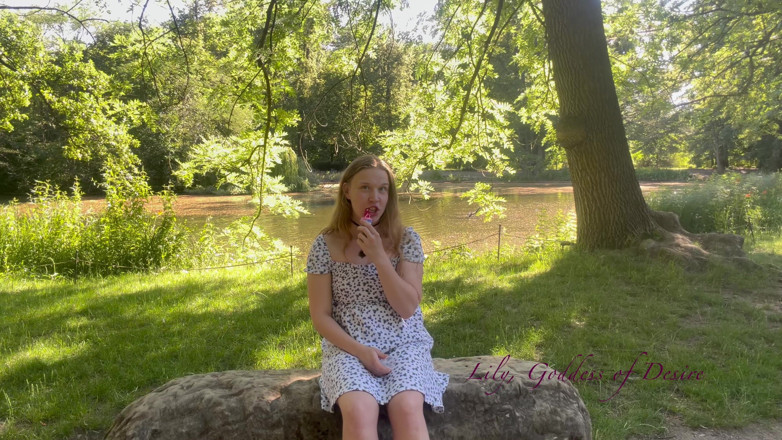 Lily, Goddess of Desire: Une fille innocente est assise dans le parc et mange...