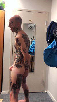 Dövmeli twink mastürbasyon tek başına