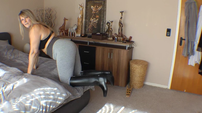 SweetSusi: Are You My Boot Wanker