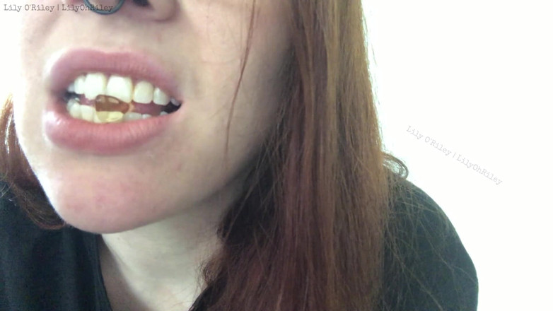 Lily O'Riley: Konsumsi Beruang Gummy dengan Suara Mulut