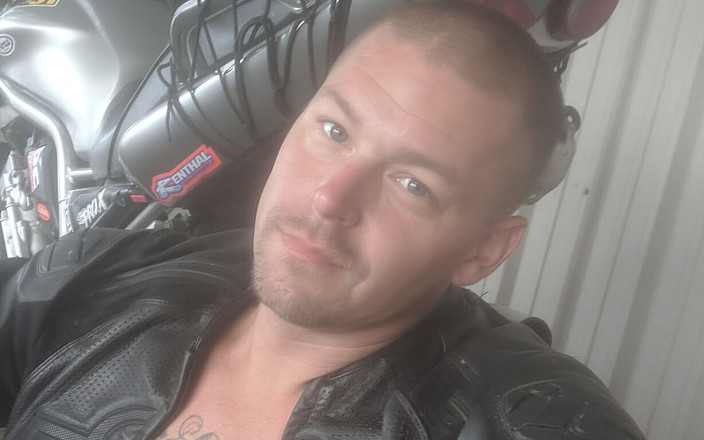 Cambo Maximum: Si allena il cazzo solitario con il nuovo giocattolo