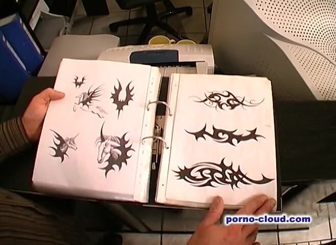 Porno Cloud: Otevřené nohy v piercingovém studiu.