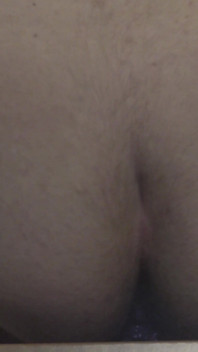 Cercando di infilarsi questo enorme dildo lucertola nel mio culo stretto