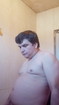 나는 내 소변을 마시려고 했지만 내 입에 충분히 열심히 올라가지 않았다.