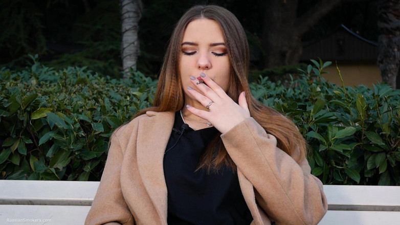 Russian Smokers: ロシアの女の子が昼休みに1本タバコを吸う