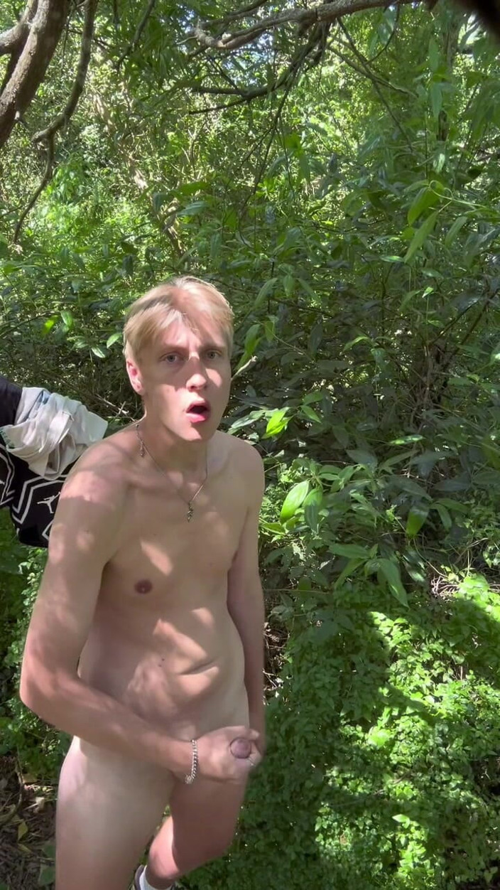 Axton Drake: Tânărul frate Axton Drake se dezbracă în parc