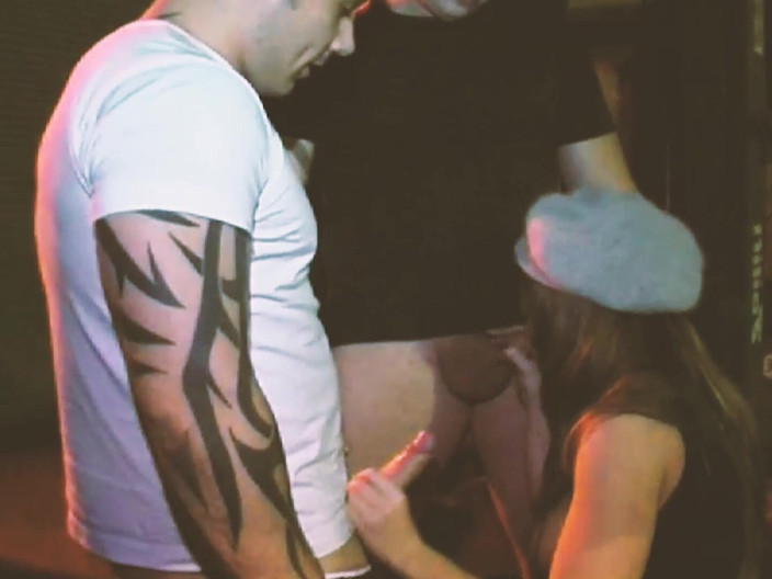 DARVASEX: जगहों पर चुदाई दृश्य-3_sexy काले बाल वाली अधोवस्त्र में गोदाम की क्रेन पर सेक्स कर रही है