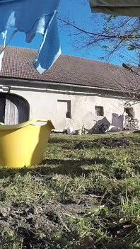 Zwilżanie dżinsów podczas wieszania prania
