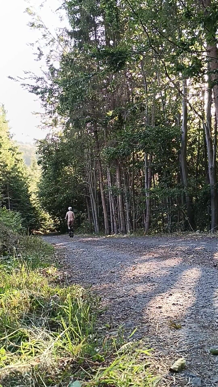 kickerscooter: Masturbare în aer liber cu scuter rider