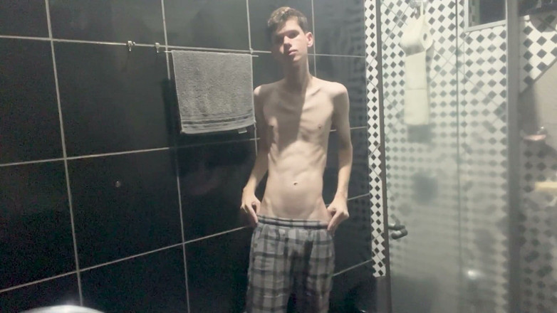 Kedoimath: Kedoimath - un jumelle montre ton corps avant la douche
