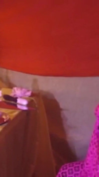 Sexy deusa puta negra se masturba em seu templo e esguicha tudo sobre quando ela é feliz