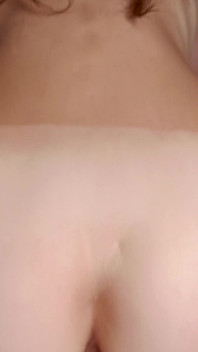 Heiße brünette reitet schwanz und bekommt anal-creampie in ihren engen arsch