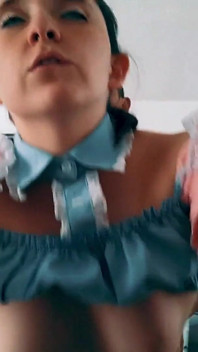 我操了一个穿着裙子和丝袜的可爱女仆