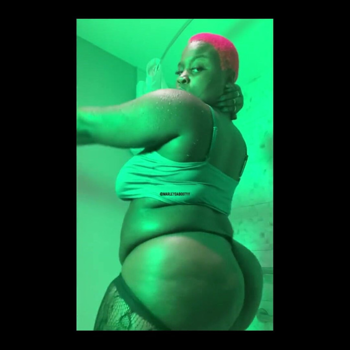 Marley Moore Videos: 안녕하세요! 당신은 그것이 무엇인지 알고! Da Booty에 대한 칭찬!
