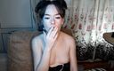 Asian wife homemade videos: Sora vitregă și-a scos sutienul pentru o țigară și fumează