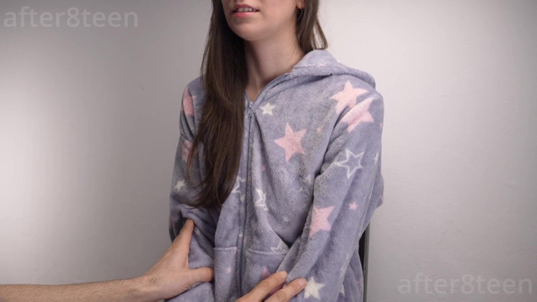 After8Teen: Una amiga de mi hijastra entró esta noche. ¿Qué hacer a...